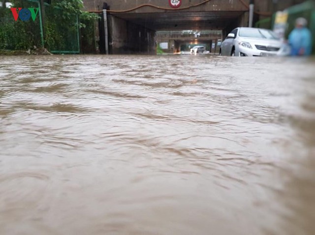 Nhiều tuyến phố Hà Nội ngập nặng sau mưa lớn - Ảnh 9.