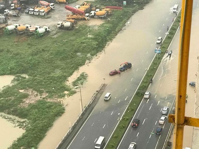 Nhiều tuyến phố Hà Nội ngập nặng sau mưa lớn - Ảnh 16.