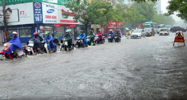 Nhiều tuyến phố Hà Nội ngập nặng sau mưa lớn - Ảnh 1.