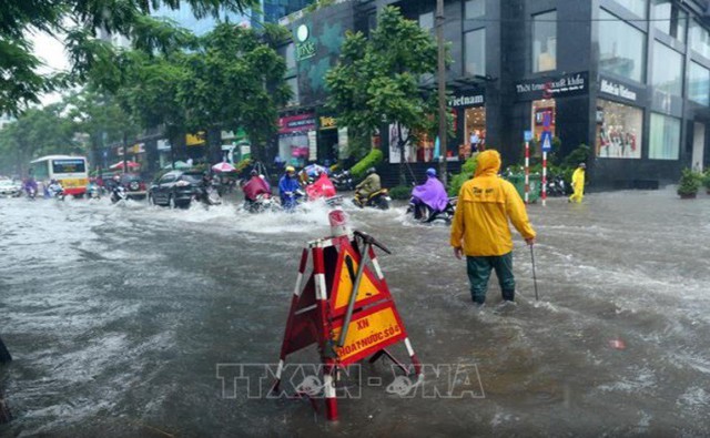 Nhiều tuyến phố Hà Nội ngập nặng sau mưa lớn - Ảnh 2.