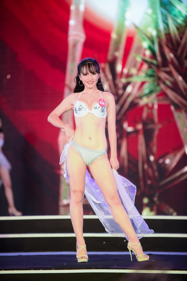 Bỏng mắt với phần trình diễn bikini tại Chung khảo phía Bắc Hoa hậu Việt Nam 2018 - Ảnh 2.