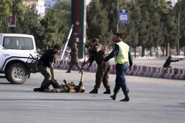 Nổ lớn gần sân bay Kabul, ít nhất 14 người thiệt mạng - Ảnh 2.