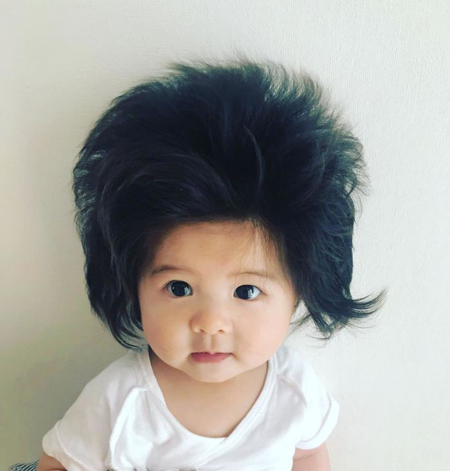 Bé gái 6 tháng tuổi gây sốt vì mái tóc dựng ngược có một không hai - Ảnh 2.
