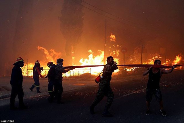 Cháy rừng ở Hy Lạp, ít nhất 124 người thương vong - Ảnh 4.