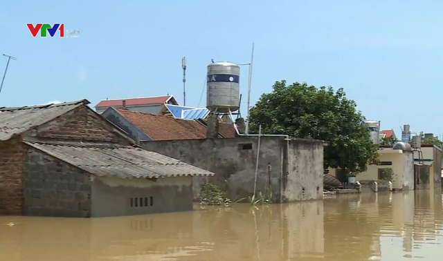Hơn 100 nhà dân ở Bùi Xá, Hà Nội vẫn ngập trong nước - Ảnh 1.