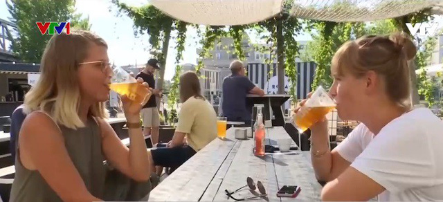 Ngành sản xuất bia tại Đức hưởng lợi nhờ thời tiết nắng nóng - Ảnh 1.