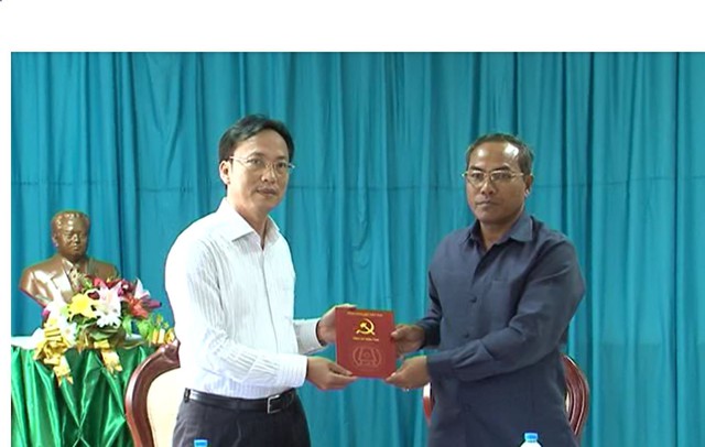 Tỉnh Kon Tum thăm, hỗ trợ nhân dân tỉnh Attapư bị thiệt hại do sự cố vỡ đập thủy điện - Ảnh 1.