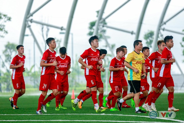 Trời mưa lớn, ĐT U23 Việt Nam vẫn thoải mái tập luyện - Ảnh 1.