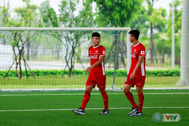 Trời mưa lớn, ĐT U23 Việt Nam vẫn thoải mái tập luyện - Ảnh 2.