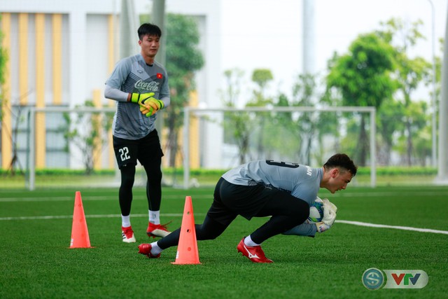 Trời mưa lớn, ĐT U23 Việt Nam vẫn thoải mái tập luyện - Ảnh 10.