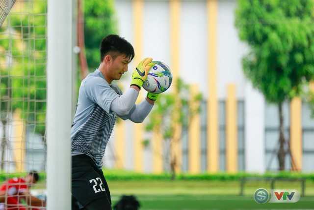 Trời mưa lớn, ĐT U23 Việt Nam vẫn thoải mái tập luyện - Ảnh 9.
