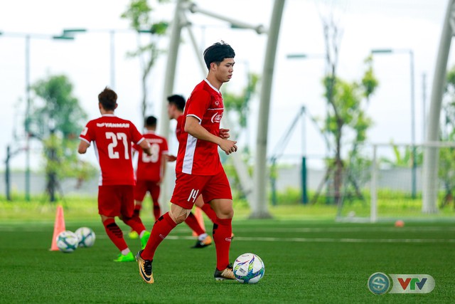 Trời mưa lớn, ĐT U23 Việt Nam vẫn thoải mái tập luyện - Ảnh 8.