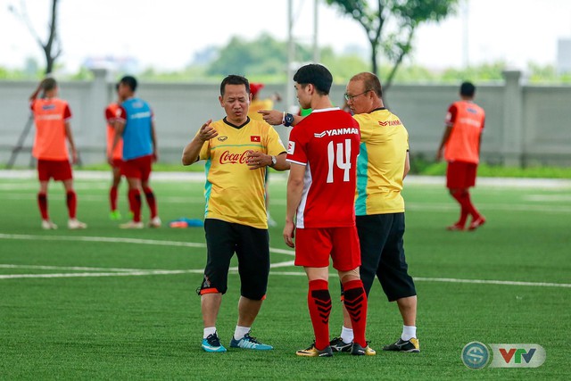 Trời mưa lớn, ĐT U23 Việt Nam vẫn thoải mái tập luyện - Ảnh 6.