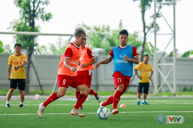 Trời mưa lớn, ĐT U23 Việt Nam vẫn thoải mái tập luyện - Ảnh 7.