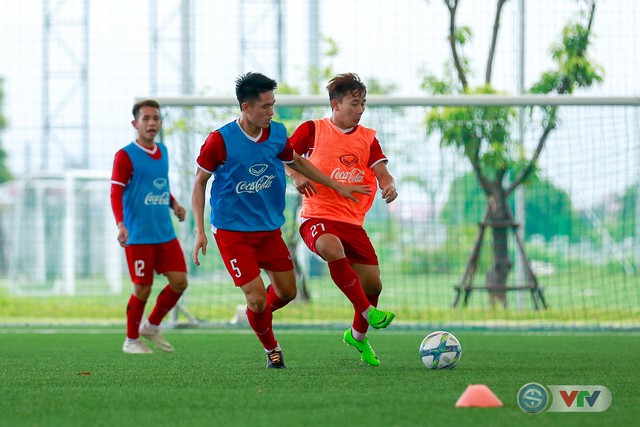 Trời mưa lớn, ĐT U23 Việt Nam vẫn thoải mái tập luyện - Ảnh 5.