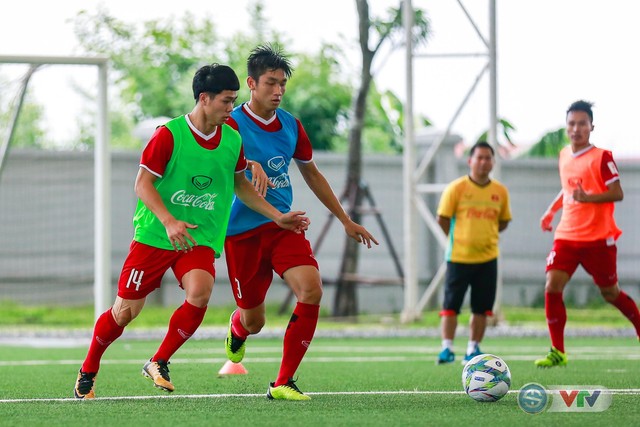 Trời mưa lớn, ĐT U23 Việt Nam vẫn thoải mái tập luyện - Ảnh 4.