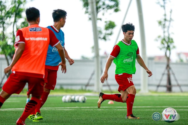 Trời mưa lớn, ĐT U23 Việt Nam vẫn thoải mái tập luyện - Ảnh 3.