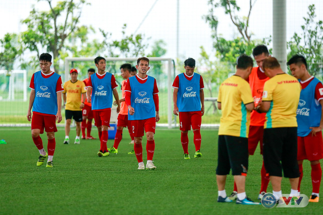 Trời mưa lớn, ĐT U23 Việt Nam vẫn thoải mái tập luyện - Ảnh 13.