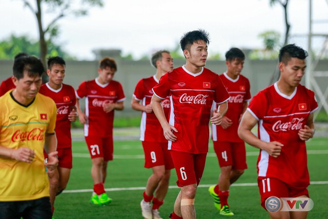 Trời mưa lớn, ĐT U23 Việt Nam vẫn thoải mái tập luyện - Ảnh 12.
