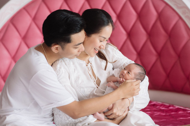 Vợ chồng Khánh Thi - Phan Hiển khoe ảnh hạnh phúc bên hai con - Ảnh 6.