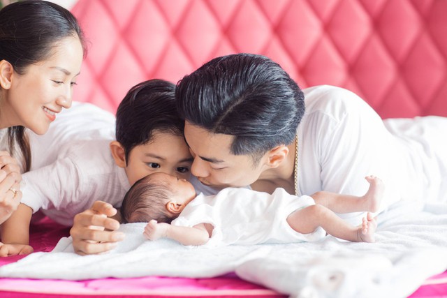 Vợ chồng Khánh Thi - Phan Hiển khoe ảnh hạnh phúc bên hai con - Ảnh 2.