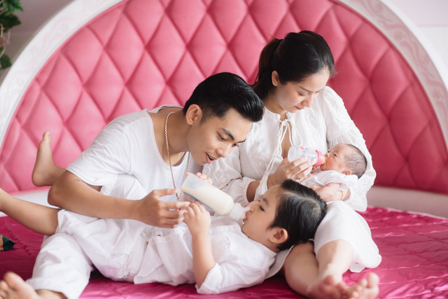 Vợ chồng Khánh Thi - Phan Hiển khoe ảnh hạnh phúc bên hai con - Ảnh 1.