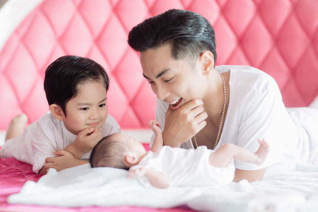 Vợ chồng Khánh Thi - Phan Hiển khoe ảnh hạnh phúc bên hai con - Ảnh 4.