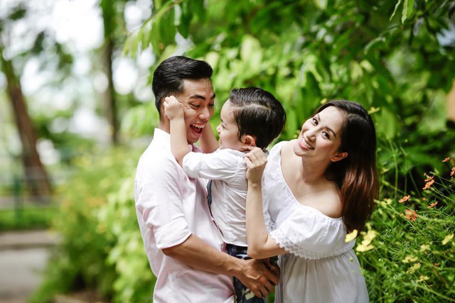Vợ chồng Khánh Thi - Phan Hiển khoe ảnh hạnh phúc bên hai con - Ảnh 13.