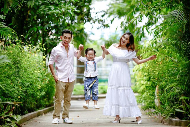 Vợ chồng Khánh Thi - Phan Hiển khoe ảnh hạnh phúc bên hai con - Ảnh 8.
