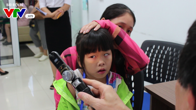 Khám và phẫu thuật mắt miễn phí cho gần 100 trẻ em ở Tuyên Quang - Ảnh 4.