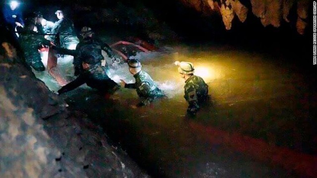 Hành trình 9 ngày tìm thấy đội bóng Thái Lan mất tích trong hang động ngập nước - Ảnh 3.
