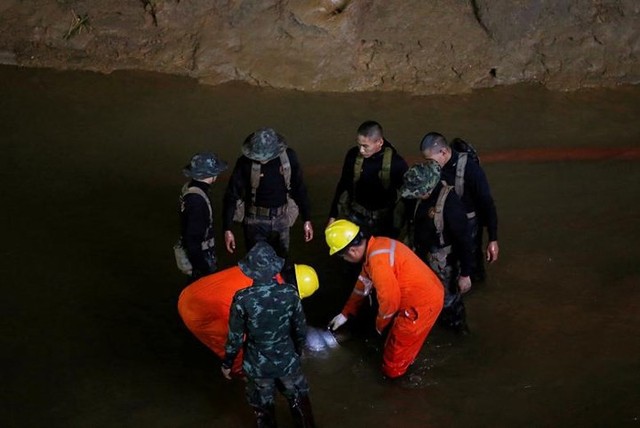 Giải cứu đội bóng Thái Lan ra khỏi hang: Có thể mất tới 4 tháng - Ảnh 1.