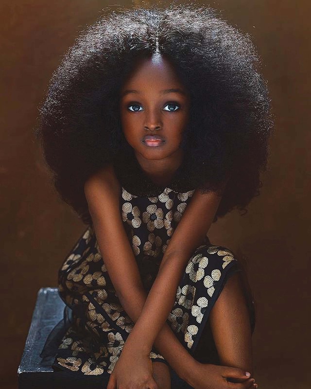 Mới 5 tuổi, bé gái Nigeria được mệnh danh là cô gái xinh đẹp nhất thế giới - Ảnh 2.