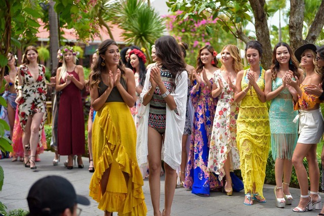 Dàn thí sinh Hoa hậu Đại sứ Du lịch thế giới 2018 diện đồ dạo biển khoe dáng ở Hội An - Ảnh 3.