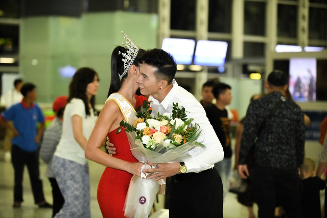 Nam vương Ngọc Tình đón Miss Global 2017 đến Hà Nội bằng xế sang - Ảnh 2.