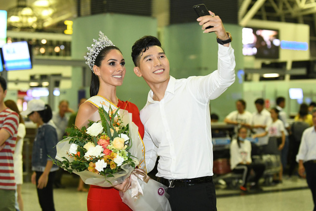 Nam vương Ngọc Tình đón Miss Global 2017 đến Hà Nội bằng xế sang - Ảnh 3.