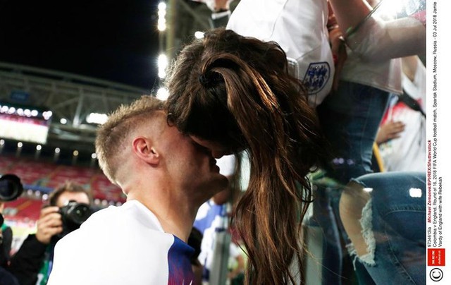Tuyển thủ Anh hôn vợ say đắm sau khi Tam sư lọt vào tứ kết World Cup - Ảnh 5.