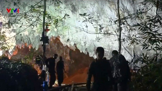 Thủ tướng Thái Lan tuyên dương các đội cứu hộ đội bóng mắc kẹt trong hang Tham Luang - Ảnh 1.