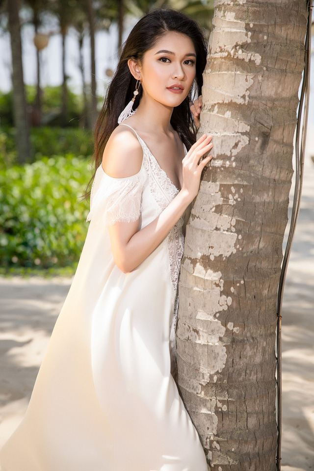 Top 3 Hoa hậu Việt Nam 2016 đẹp thướt tha giữa biển trời Đà Nẵng - Ảnh 4.