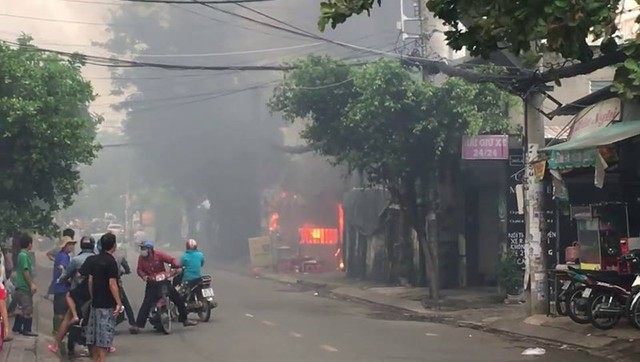 Cháy bãi giữ xe gần sân bay Tân Sơn Nhất, 3 ô tô bị thiêu rụi - Ảnh 1.