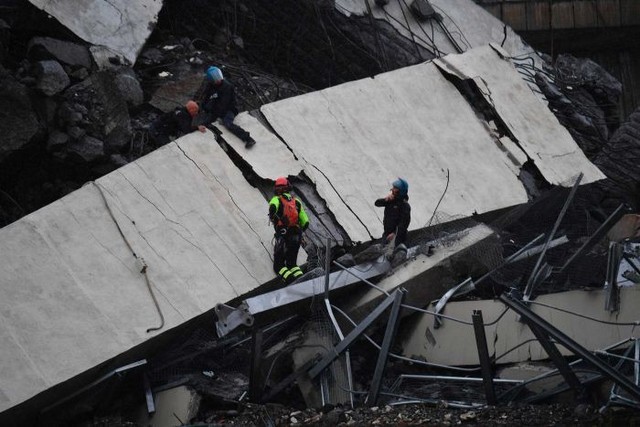 Vụ sập cầu ở Italy: Số người thiệt mạng lên tới 35 - Ảnh 7.