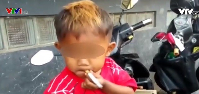 Indonesia: Bé trai 2 tuổi nghiện thuốc lá, hút 40 điếu/ngày - Ảnh 1.