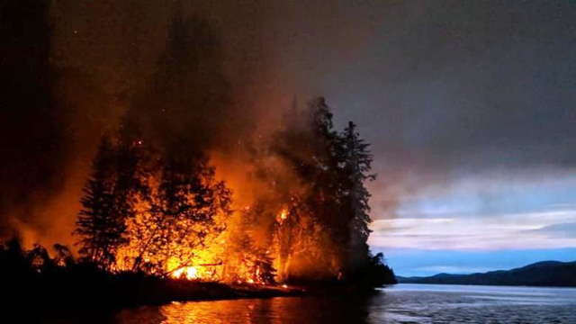 Canada sơ tán gần 19.000 dân do cháy rừng - Ảnh 3.