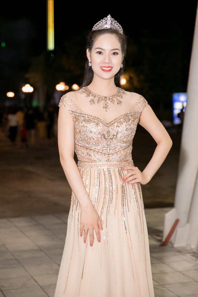 Dàn Hoa, Á hậu khoe sắc trên thảm đỏ Gala 30 năm Hoa hậu Việt Nam - Ảnh 6.