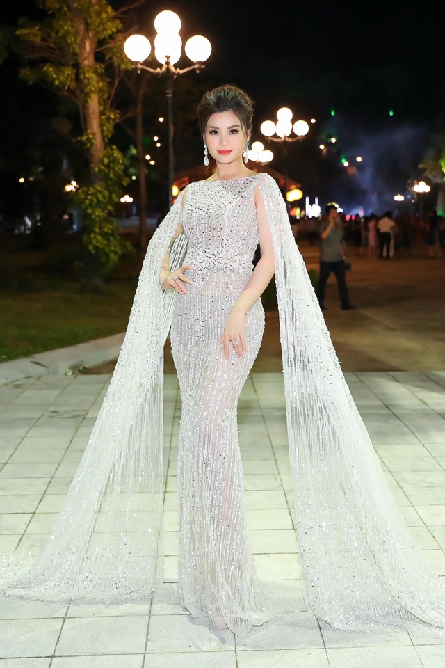 Dàn Hoa, Á hậu khoe sắc trên thảm đỏ Gala 30 năm Hoa hậu Việt Nam - Ảnh 3.