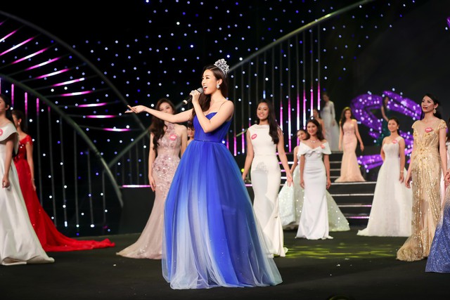 Đỗ Mỹ Linh khoe giọng hát ấn tượng mở màn Gala 30 năm Hoa hậu Việt Nam - Ảnh 4.