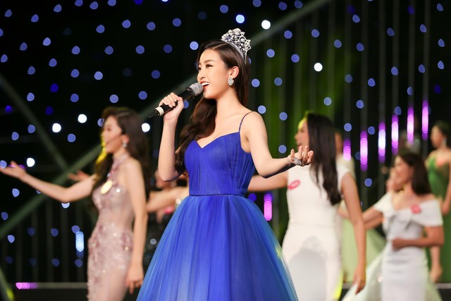 Đỗ Mỹ Linh khoe giọng hát ấn tượng mở màn Gala 30 năm Hoa hậu Việt Nam - Ảnh 2.