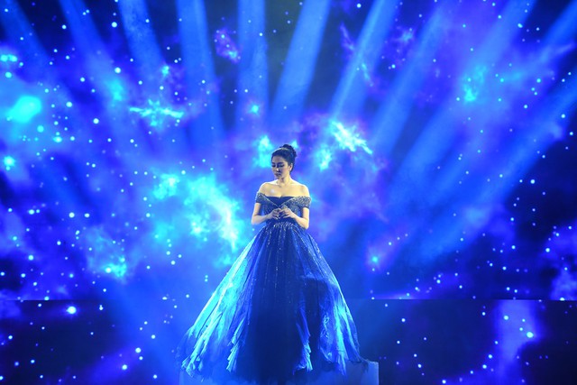 Hoa hậu Nguyễn Thị Huyền xuất thần hát tiếng Anh như Diva - Ảnh 3.