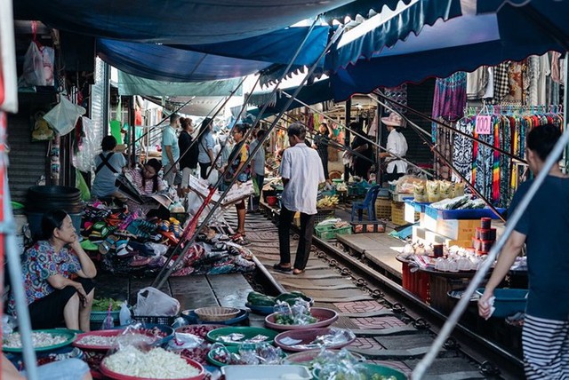 Cận cảnh khu chợ ngay cạnh đường sắt nguy hiểm nhất thế giới - Ảnh 10.