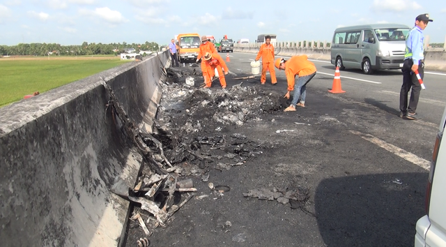 Tai nạn kép trên cao tốc TP.HCM - Trung Lương, xe container cháy rụi - Ảnh 2.